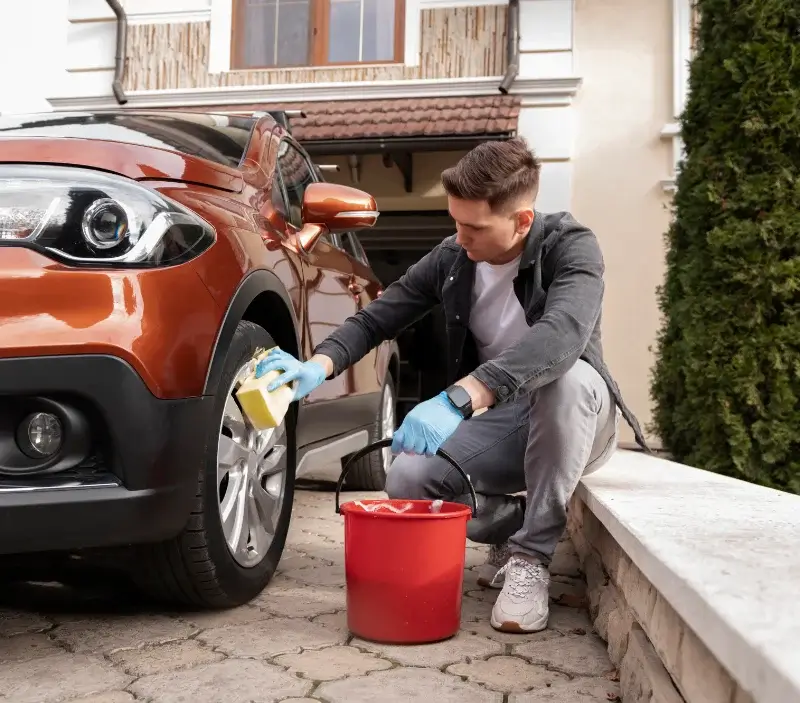 Lavage auto à domicile Saint-Médard-d'Eyrans : professionnel intervenant sur un véhicule